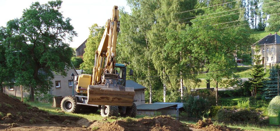 Bagger bei der Landschaftsgestaltung